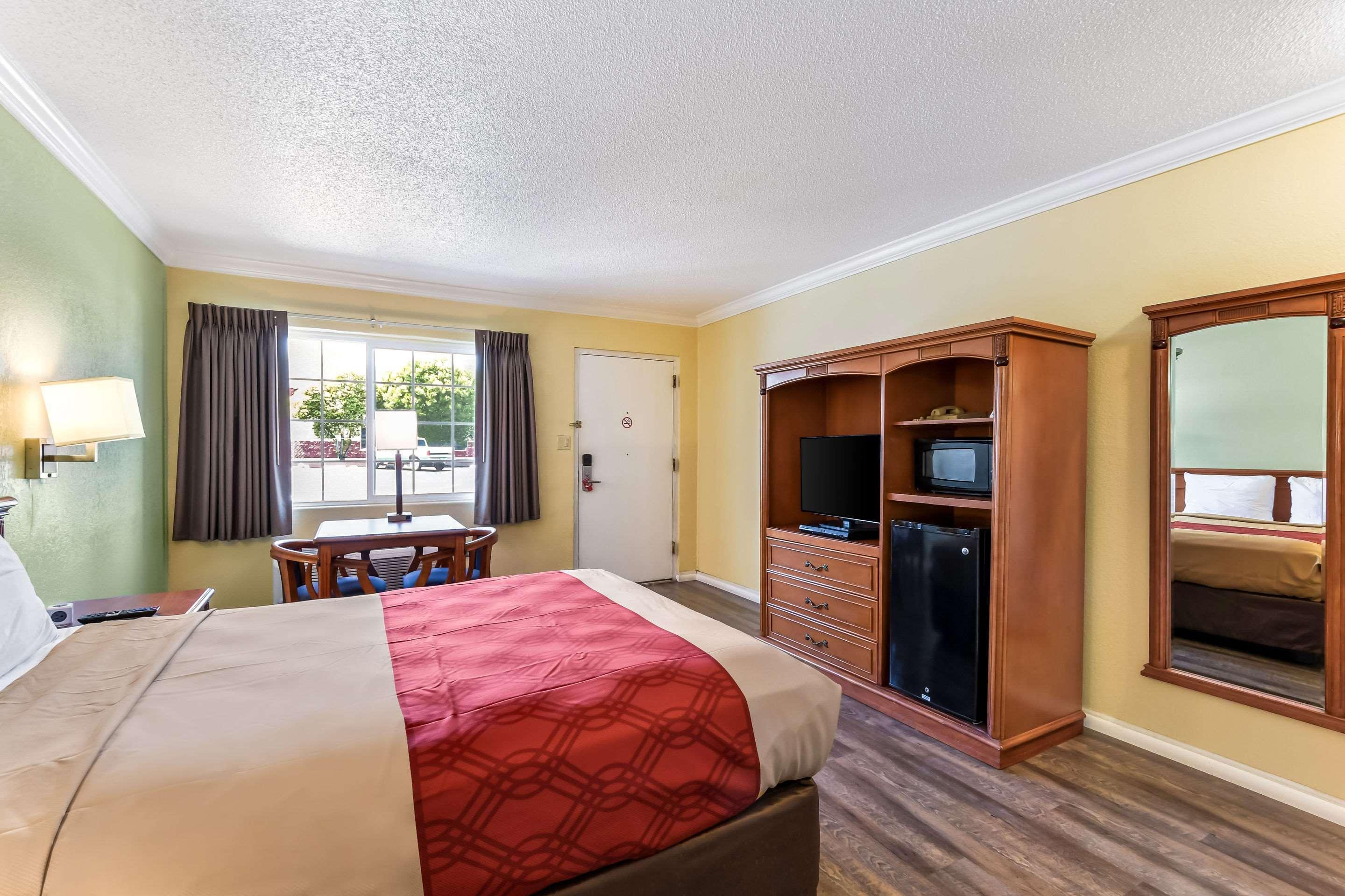 Econo Lodge Woodland Near I-5 Buitenkant foto